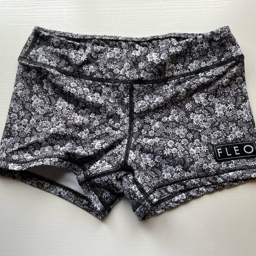 Fleo High-Rise Floral Performance Women’s Shorts - Black & White